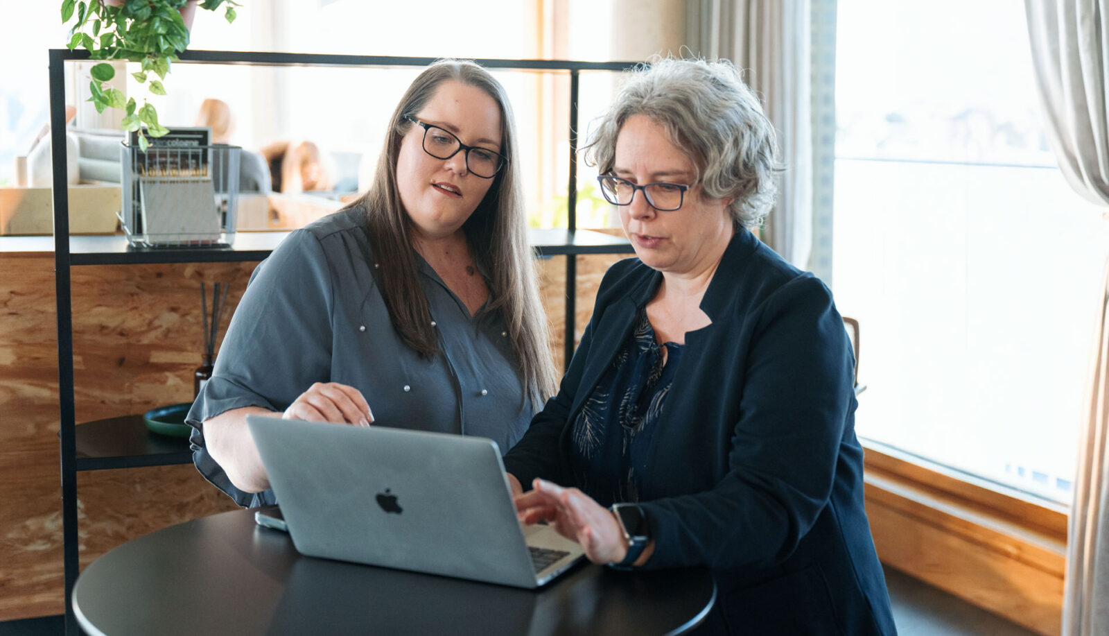 beka Teammitglieder besprechen eprocurement Lösung am Laptop