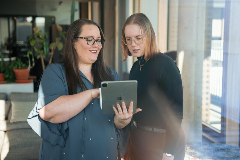beka Mitarbeiterinnen besprechen das VDV Regelwerk am Tablet