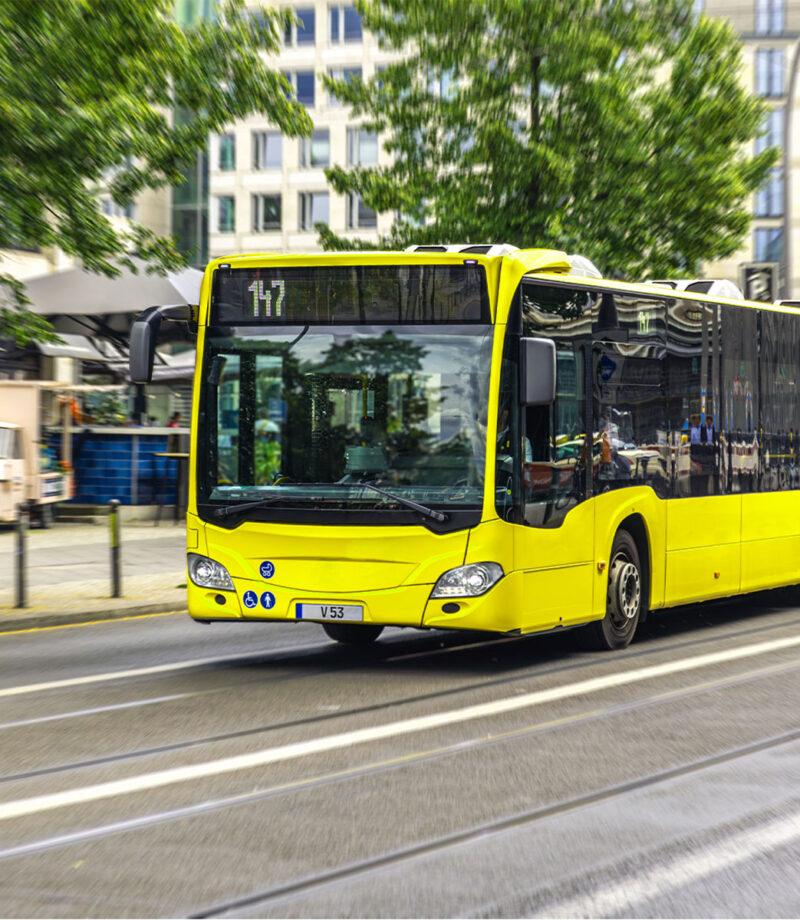 Gelber Bus in Innenstadt