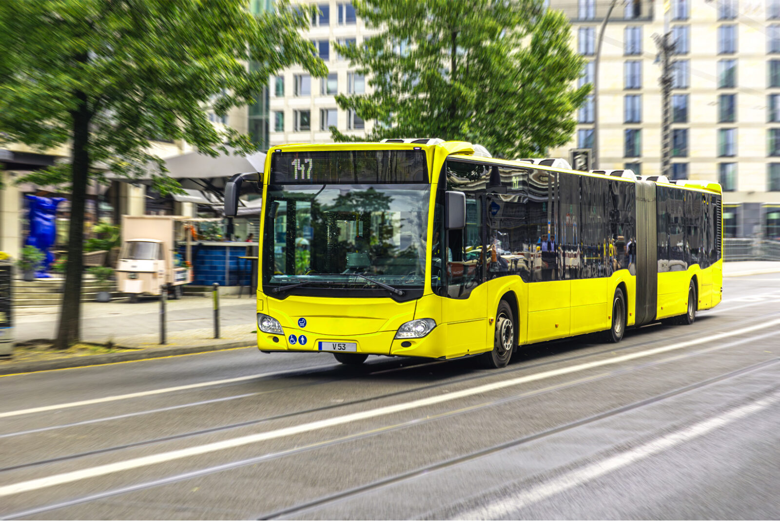 Gelber Bus in Innenstadt