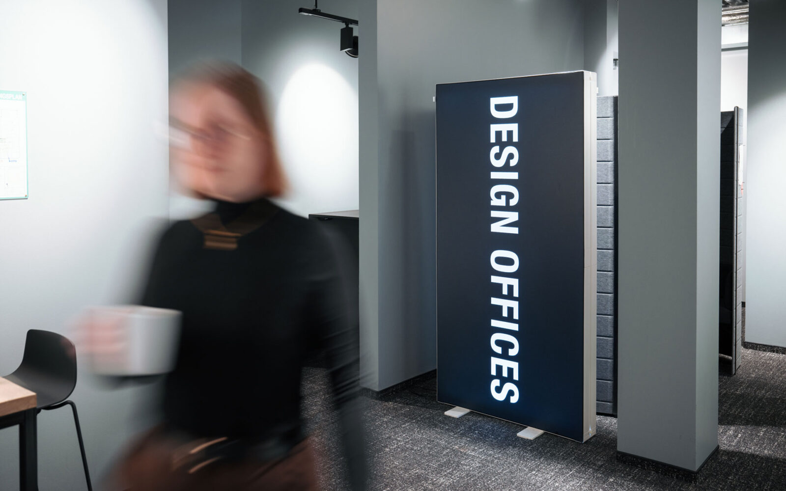 beka Teammitglied läuft durch Flur im Design Office Köln